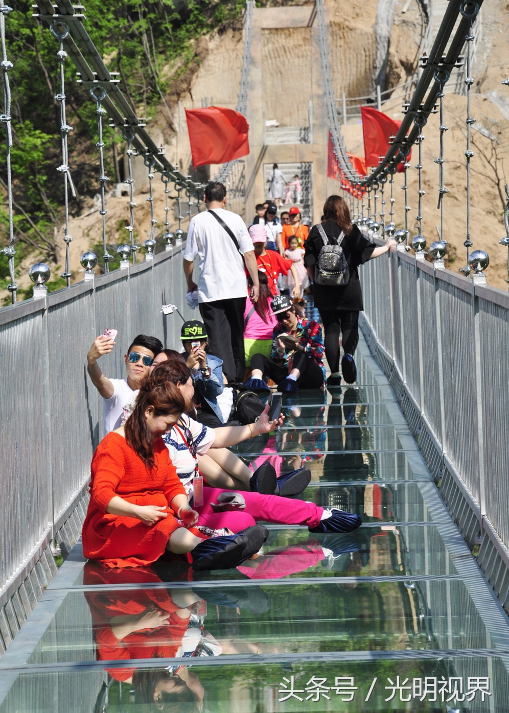 河南鲁山：五一假期天龙池景区“人从众”模式 玻璃天桥成新亮点