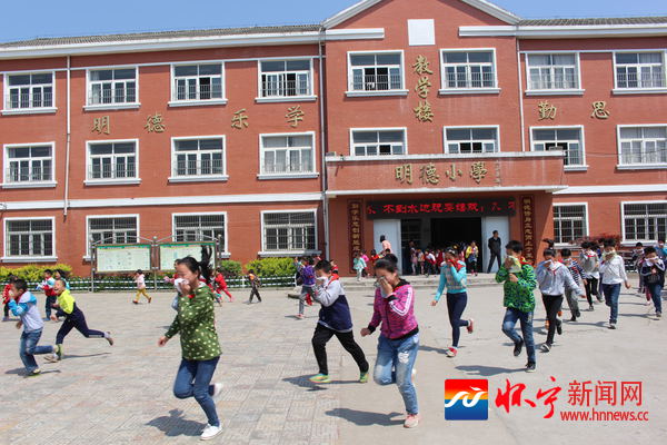 安徽怀宁平山镇中心学校举行消防应急疏散演练活动