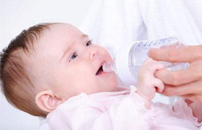 让新手妈妈纠结的问题：新生儿能不能喝水？