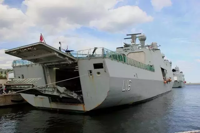 与中国海军同行：全球首创“四合一”战舰