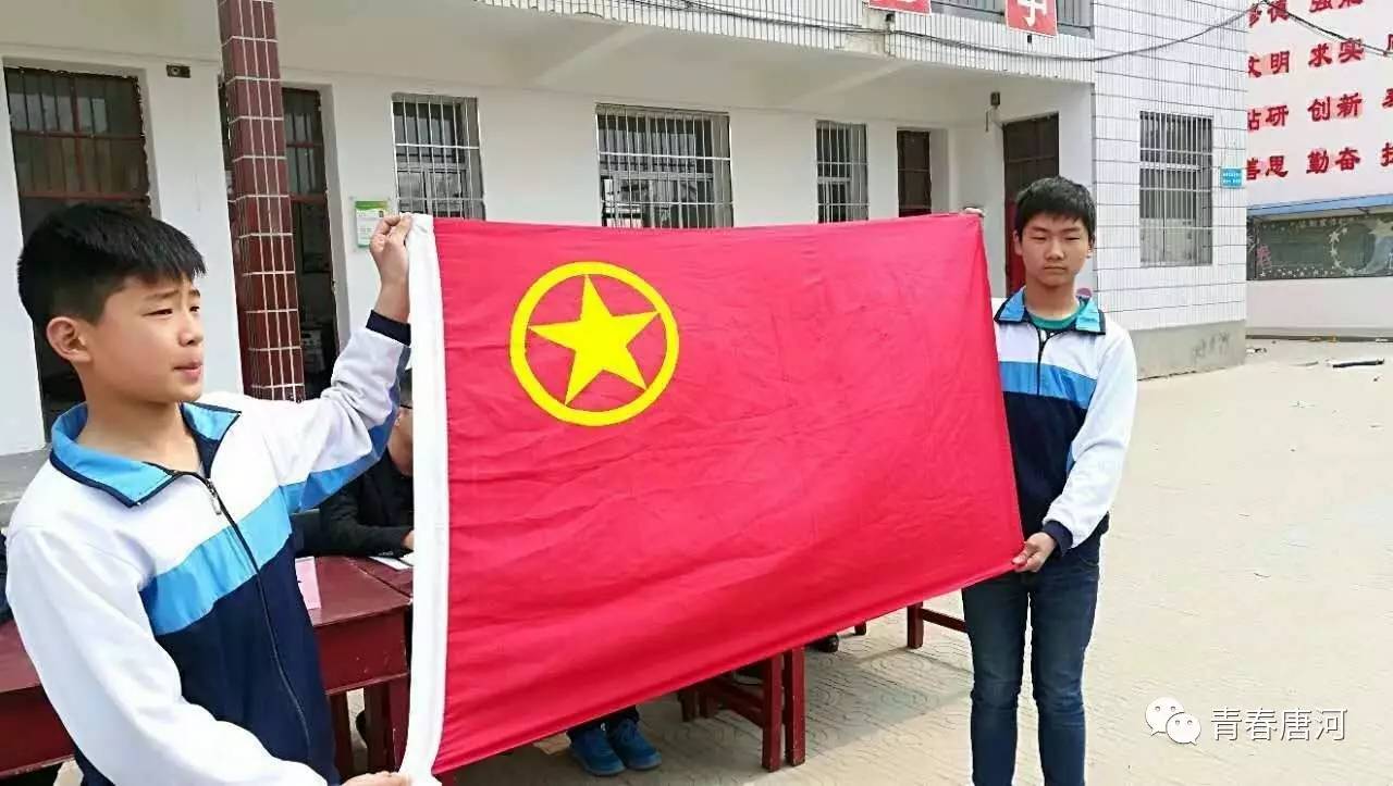 唐河县上屯镇第二初级中学开展新团员入团宣誓活动