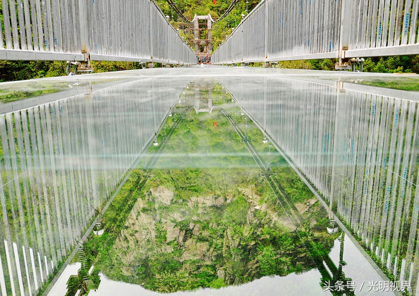 河南鲁山：五一假期天龙池景区“人从众”模式 玻璃天桥成新亮点