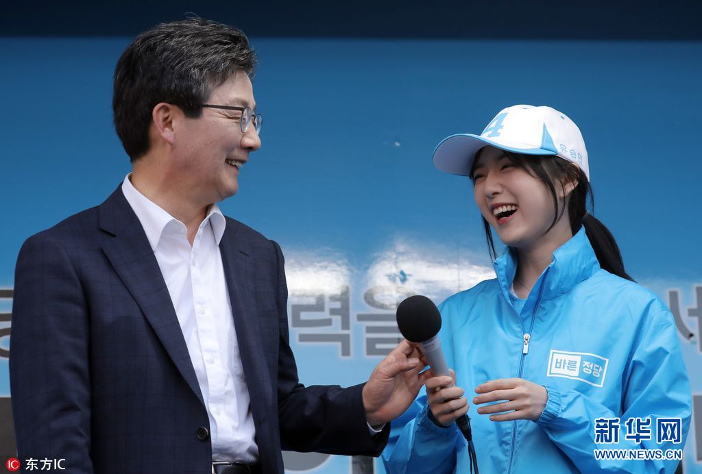 韩国总统候选人竞选活动 甜美系女儿助阵引追捧