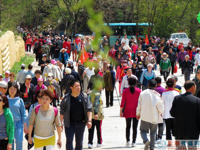 抚顺新宾猴石国家森林公园首届开山节开幕 3万余名游客参与 场面盛大壮观