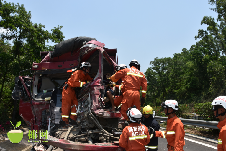 高速公路货车追尾一人被困 昌江、白沙两地消防官兵联合救援