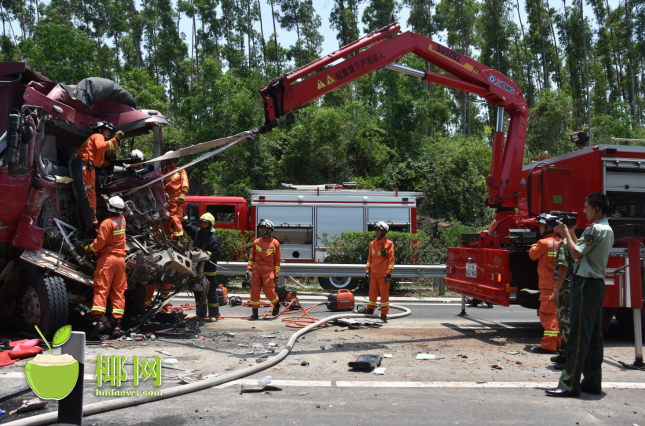 高速公路货车追尾一人被困 昌江、白沙两地消防官兵联合救援