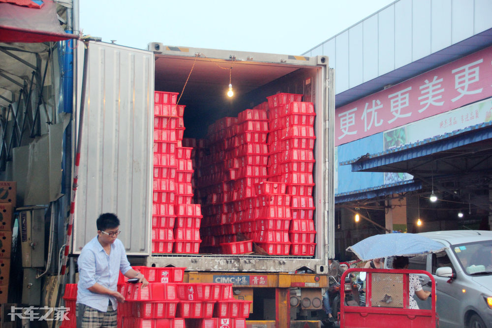 押車賣貨隨處可見 實(shí)地探訪成都水果市場(chǎng)早市