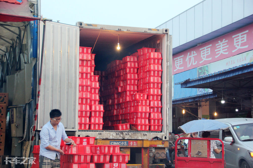 押车卖货随处可见 实地探访成都水果市场早市