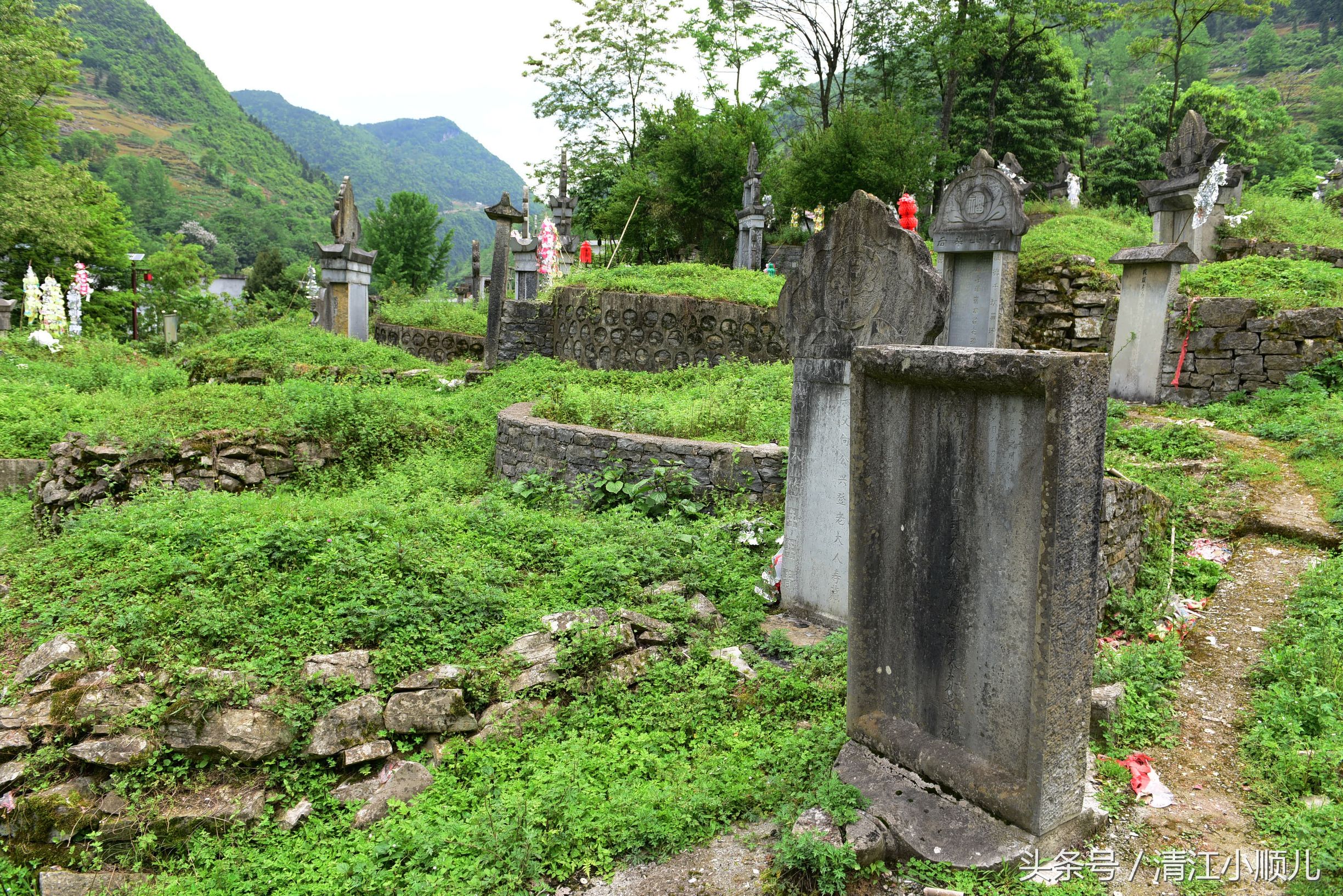   神奇！农村山区祖坟墓葬风水好，后代大多当官