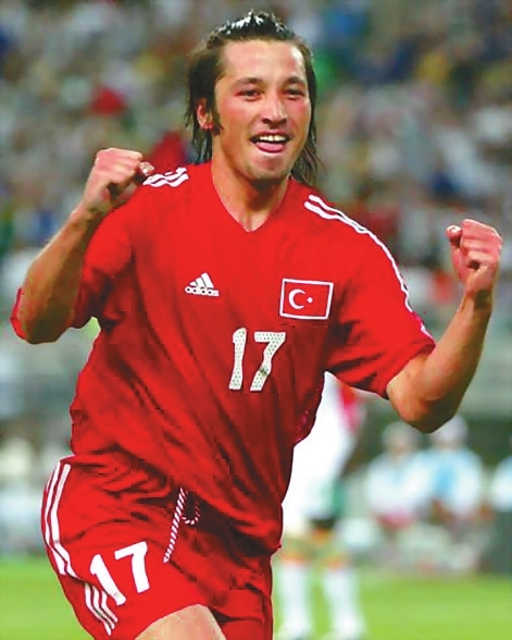 土耳其主教练居内什对哈坎-苏克达到了每场必用的迷信程度,另外攻击型