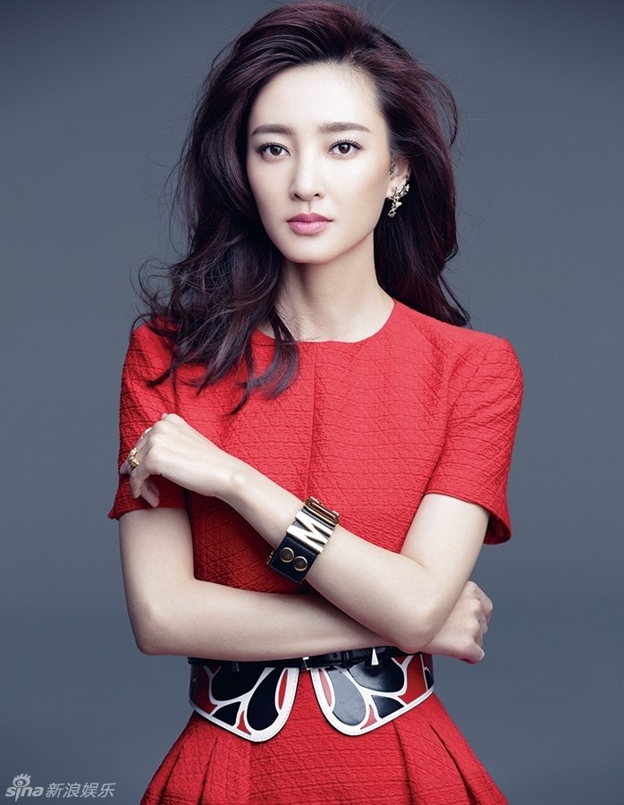 王丽坤整容(“素颜女神”王丽坤被爆整容,网友却为她喊冤,美人有心不在计啊)