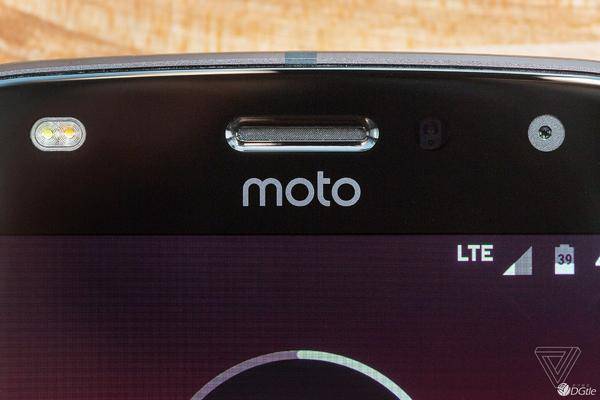 Moto Z2 Play 宣布公布：外殼薄了一毫米，續(xù)航力縮水率六小時(shí)
