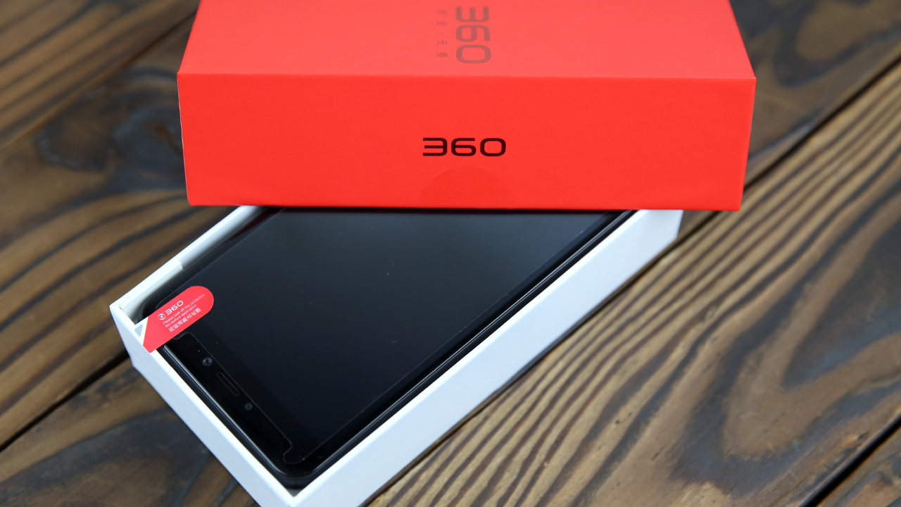 360手机N5S拆箱图赏：创新外置双摄像头2.5D弧型双夹层玻璃设计方案