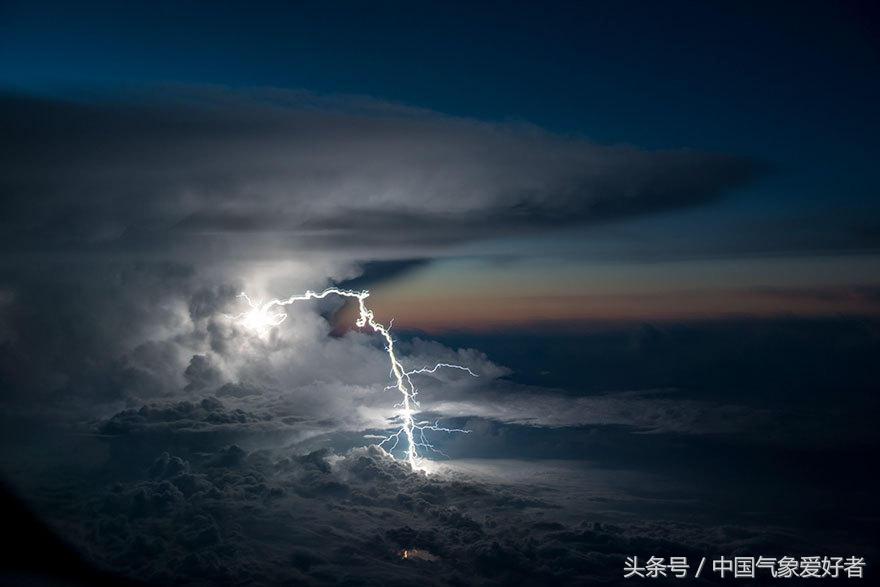 Air man shakes below record of 10 thousand meters of headroom setting! You never may have seen! 