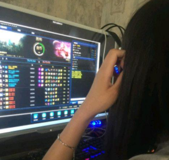 大写的服!LOL国服第一人机妹子来袭,3000