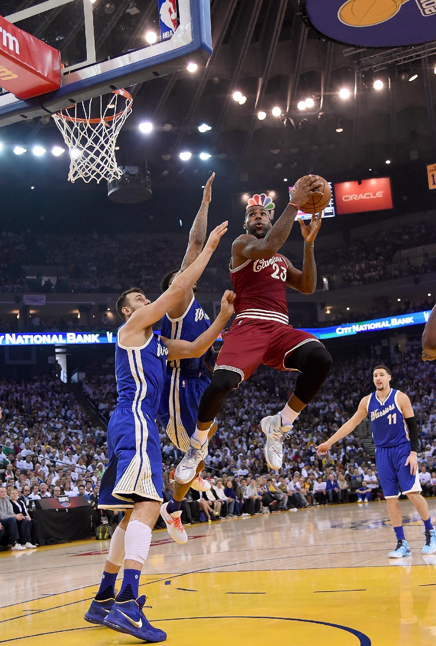 nba圣诞大战为什么是图文(NBA总决赛临近，昔日圣诞大战比赛图集)