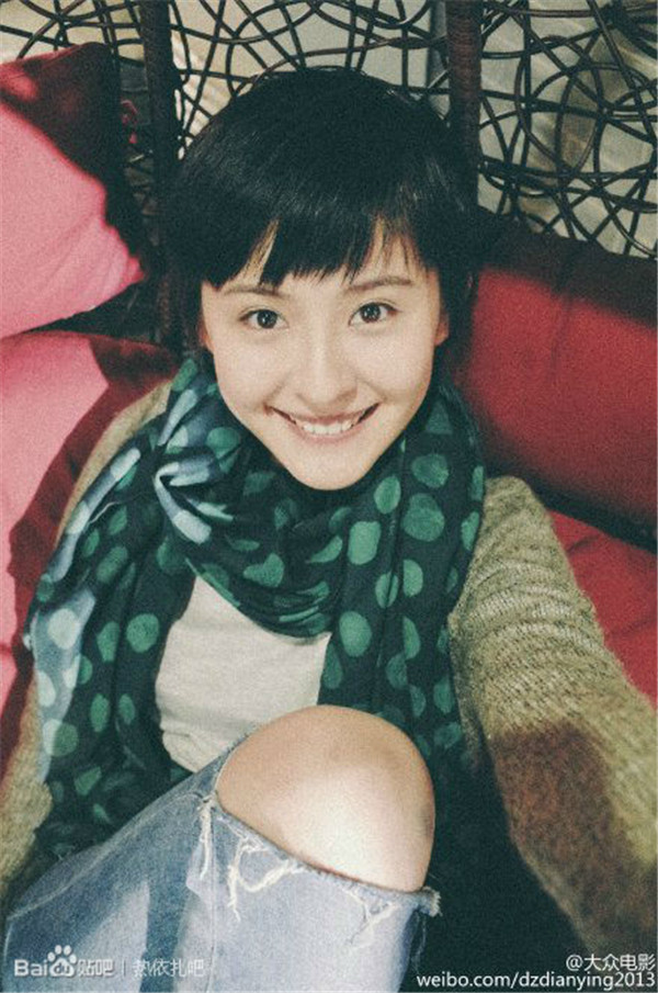 高中时期,15岁的热依扎在《瑞丽》杂志举办的全国比赛中赢得"最上镜头