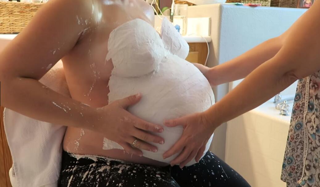 她用纱布跟凡士林包住9个月的孕肚，当拿掉的时画面太不敢置信了