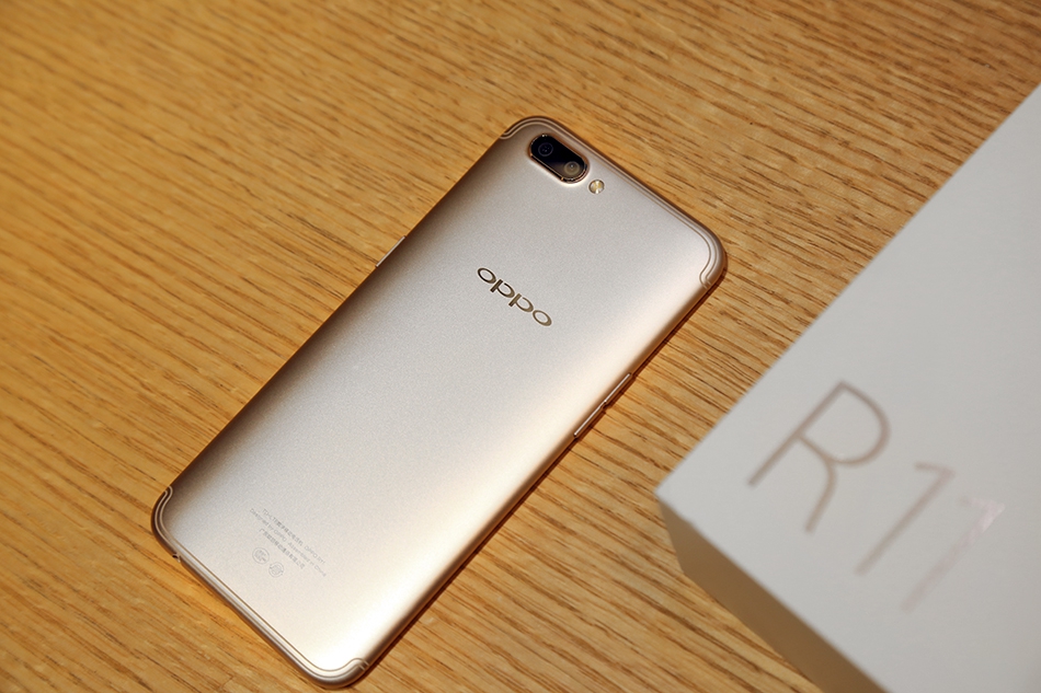 一款没有黑的手机上：OPPO R11