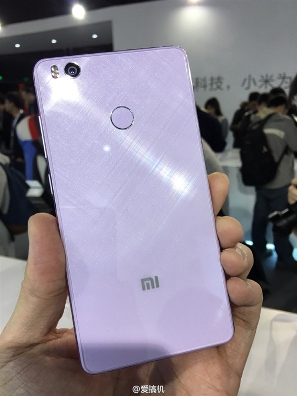 小米手机4s店图赏:1699元 女王款颜值高