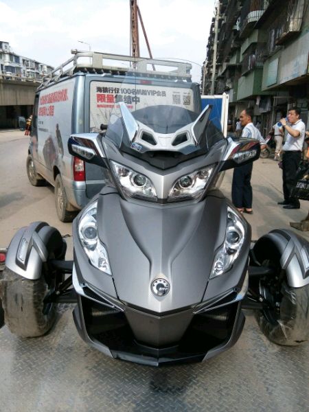 路遇30万庞巴迪倒三轮摩托车，回头率爆表，不能上牌