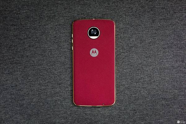 好久没玩过摩托手机了，上手 Moto Z2 Play 感受大不同