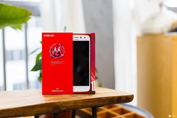 好久没玩过摩托手机了,上手 Moto Z2 Play 感受大不同