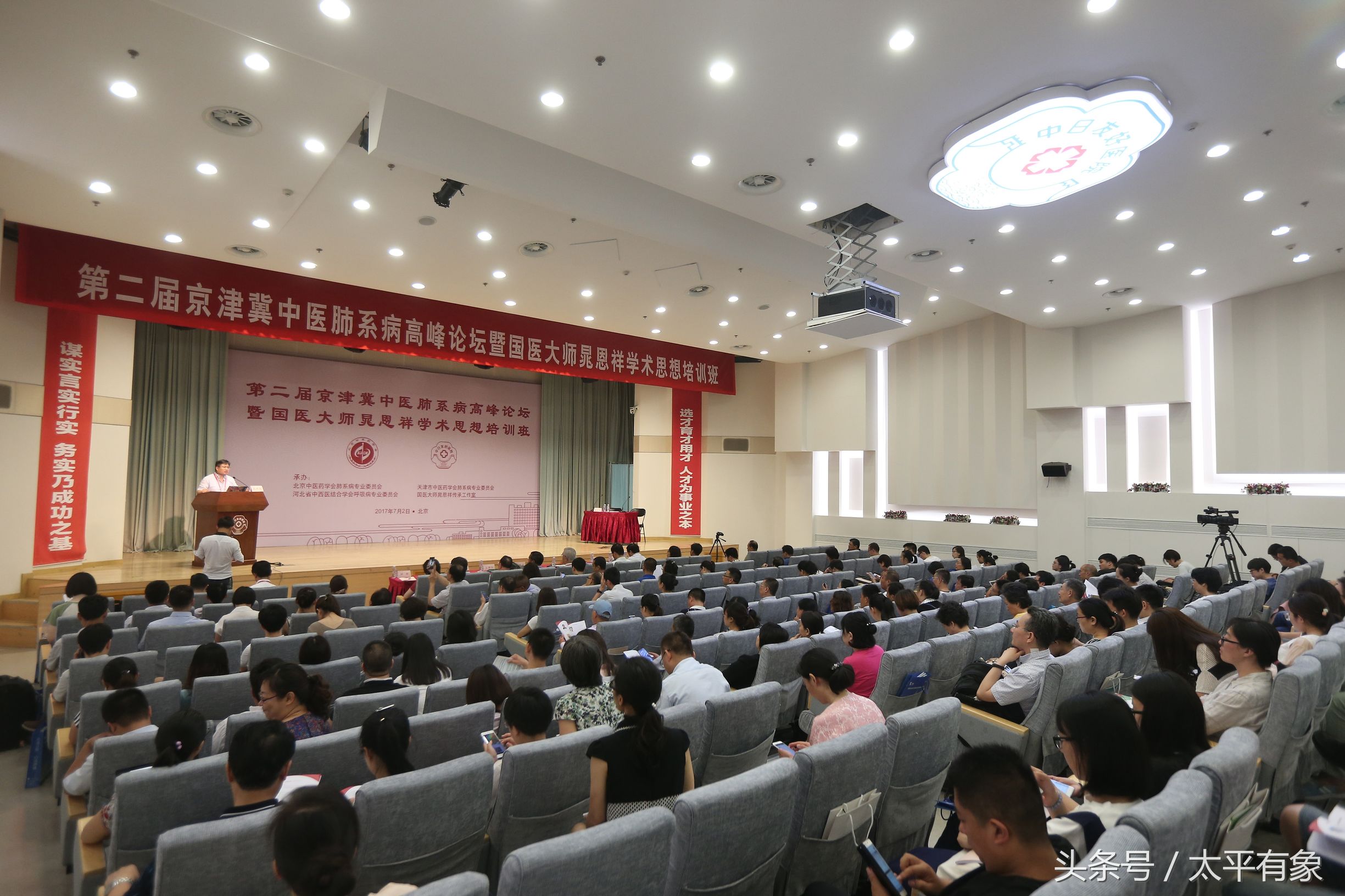 弟子奉茶行禮 年逾八旬老同學(xué)見證 晁恩祥教授喜收愛徒