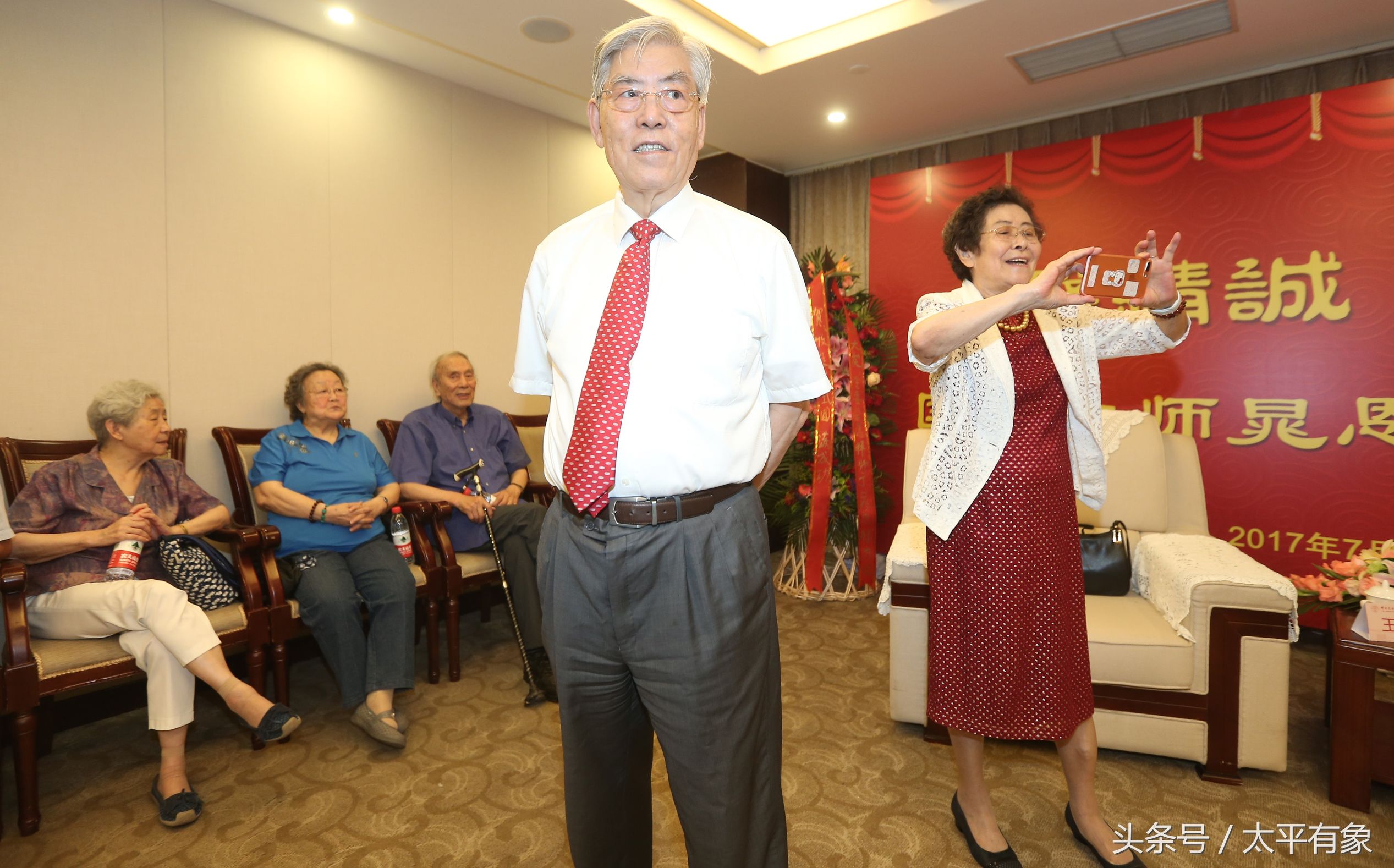 弟子奉茶行禮 年逾八旬老同學(xué)見證 晁恩祥教授喜收愛徒