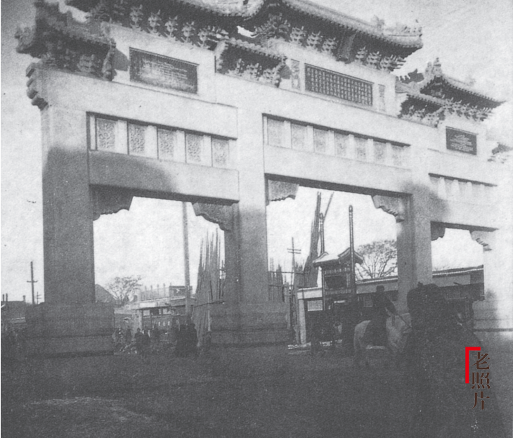 老照片：1909年的北京，逛庙会的格格和日本领事馆前的西洋马车
