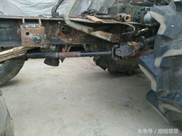農(nóng)民耗費(fèi)700元買分動(dòng)箱把報(bào)廢拖拉機(jī)改成四輪驅(qū)動(dòng)，老漢如何驗(yàn)證前后輪同步