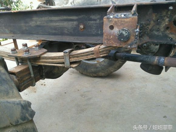 農(nóng)民耗費(fèi)700元買分動(dòng)箱把報(bào)廢拖拉機(jī)改成四輪驅(qū)動(dòng)，老漢如何驗(yàn)證前后輪同步