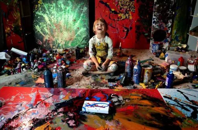这个小姑娘2岁办画展，4岁收入百万，人生赢家啊！