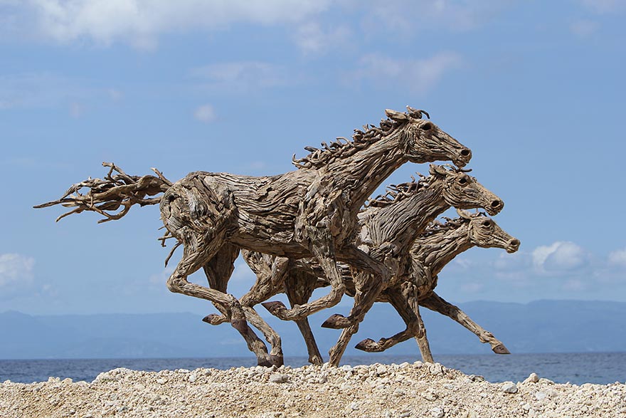 谁说朽木不可雕? 他用30年演绎了瑞士湖畔的雕塑奇观