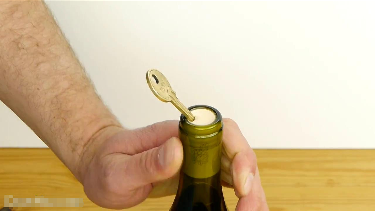 揭秘不用开瓶器就打开红酒瓶的办法，非常好用！