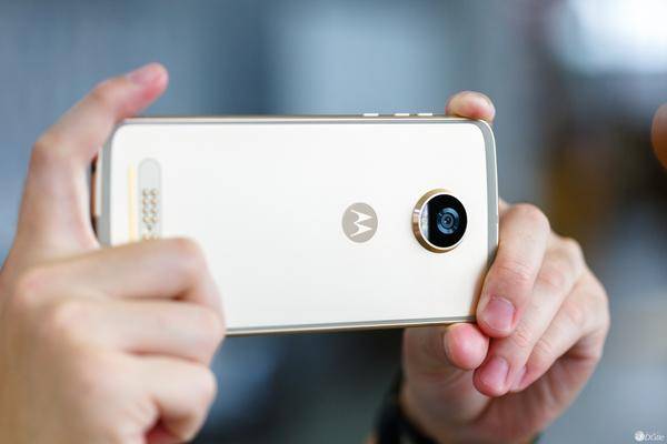 好久没玩过摩托手机了,上手 Moto Z2 Play 感受大不同