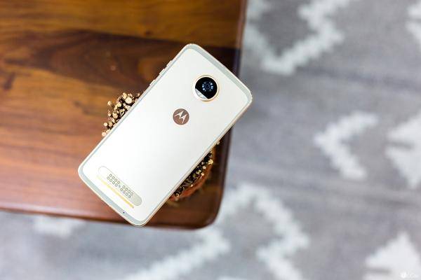 好久没玩过摩托手机了,上手 Moto Z2 Play 感受大不同