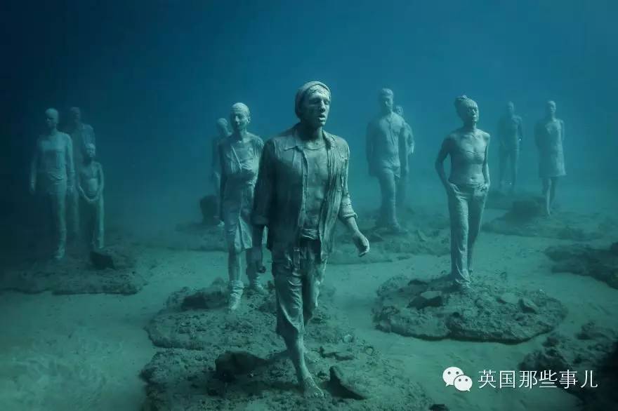 这哥们玩了20年的潜水..在海底雕出了一整个兵马俑...