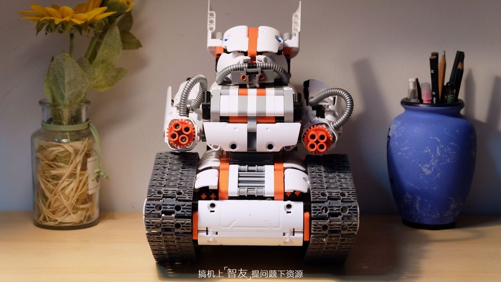 成年人也爱玩的智能玩具：小米米兔积木机器人履带机甲体验