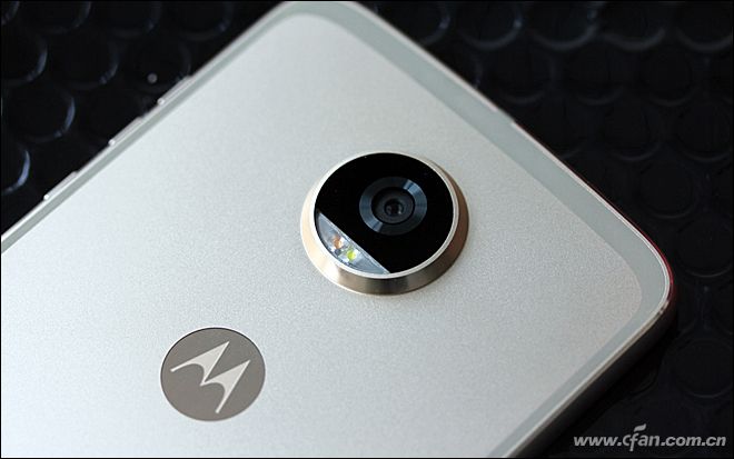 “啪嗒”一声就变身！Moto Z2 Play评测体验