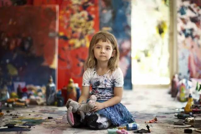这个小姑娘2岁办画展，4岁收入百万，人生赢家啊！
