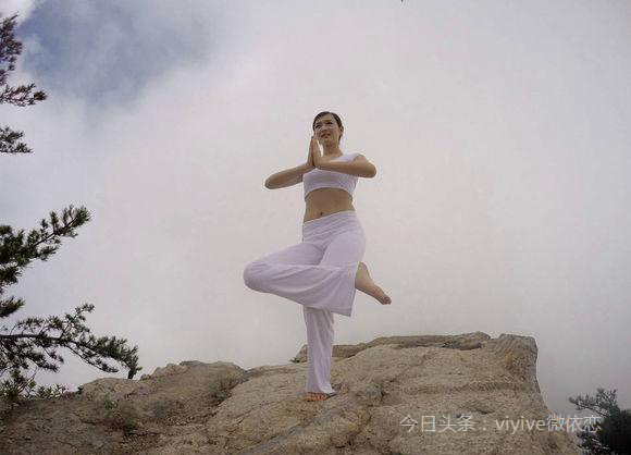 美女穿超薄套装在山崖练瑜伽