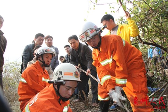 贵州印江一村民坠入50米深山坑生死未卜 消防全力搜救