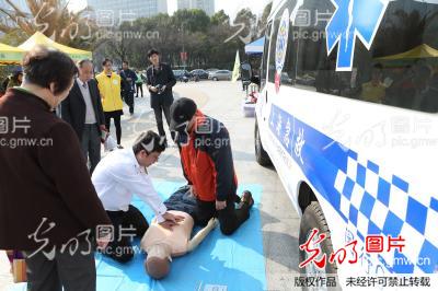 上海：120急救员街头培训心肺复苏抢救技巧引围观