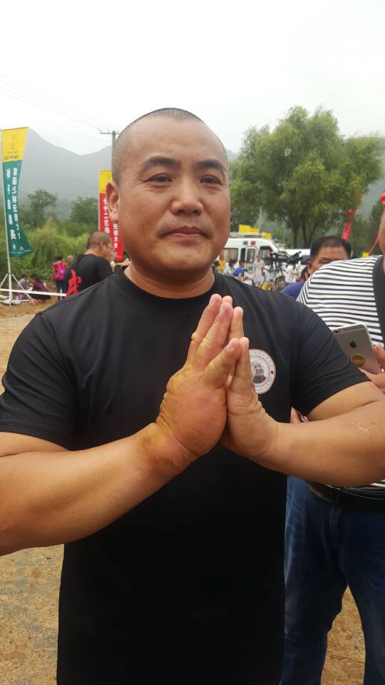 一掌断八砖！少林无遮大会选手打破铁砂掌记录