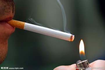 吸烟对身体的危害太大，烟民多注意！