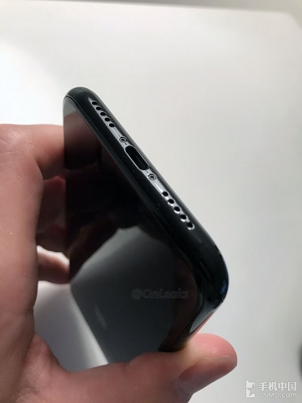 iPhone 8真机里手图曝出！纵排双镜头引人注意，苹果发布会令人希望