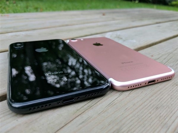 iPhone 8大量高清真机里手图 两面夹层玻璃？