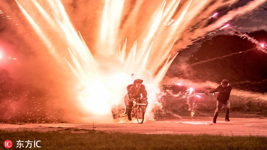英国发明狂打造“火箭牌”自行车 一秒发射1000枚冲天炮