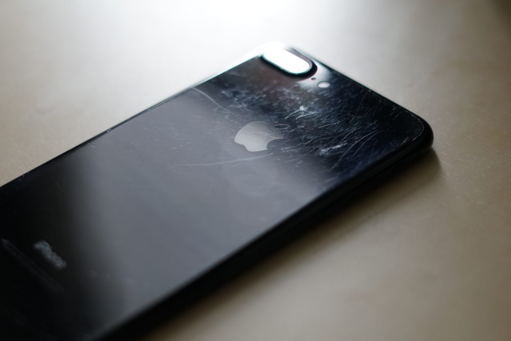 而言一说亮黑iPhone 7的身上刮痕的故事